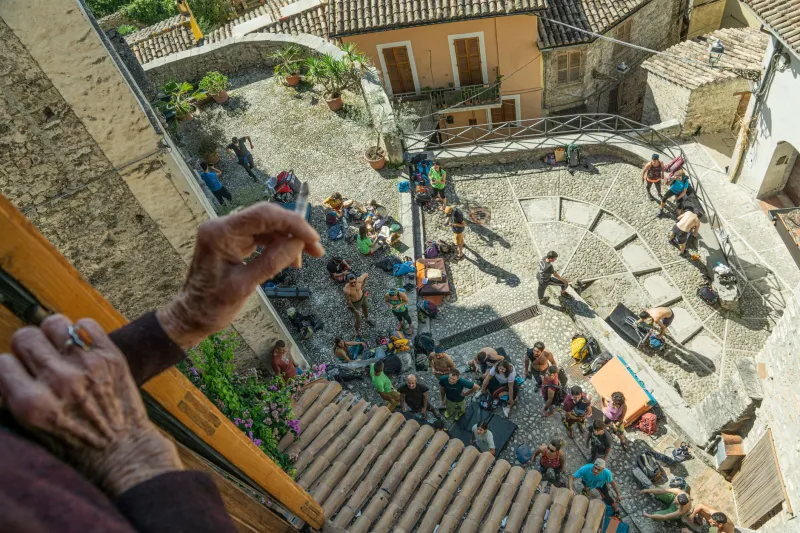 Quando i cittadini prendono parola: assemblee di quartiere che trasformano il conflitto in soluzioni concrete