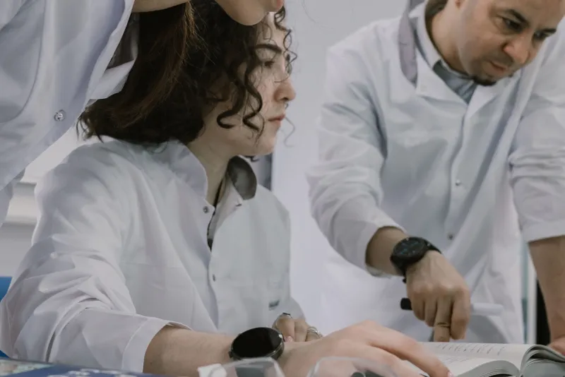 Laboratori aperti: i ricercatori italiani che consegnano la scienza nelle mani dei cittadini