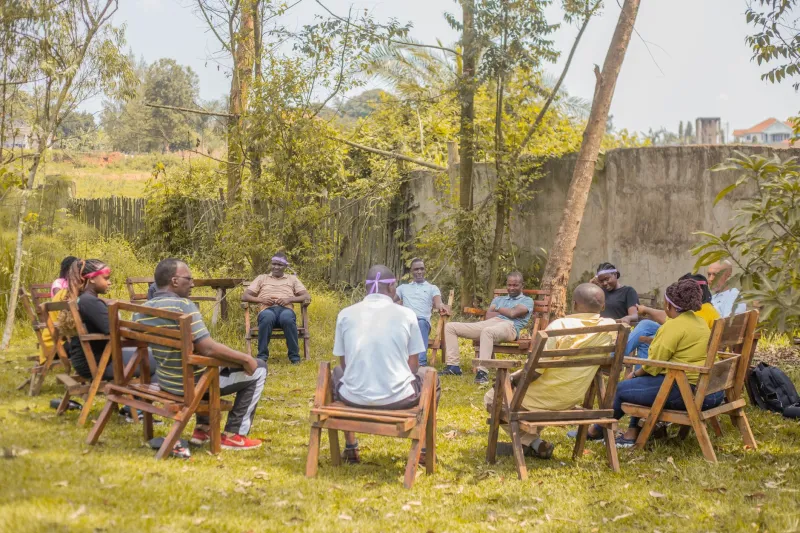Parlarsi in cerchio: i nuovi rituali del dialogo che stanno cambiando le comunità italiane