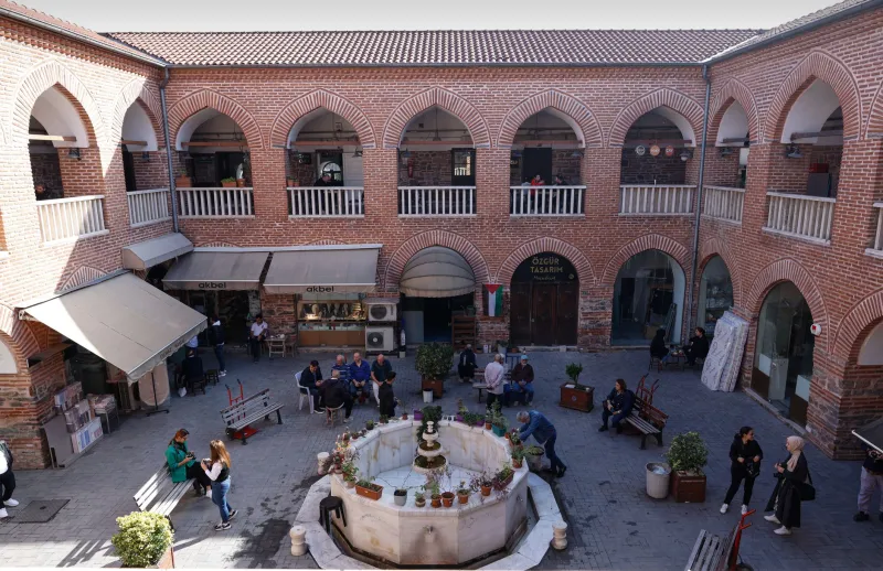 Presenze necessarie: la riscoperta italiana del tempo condiviso come pratica di comunità