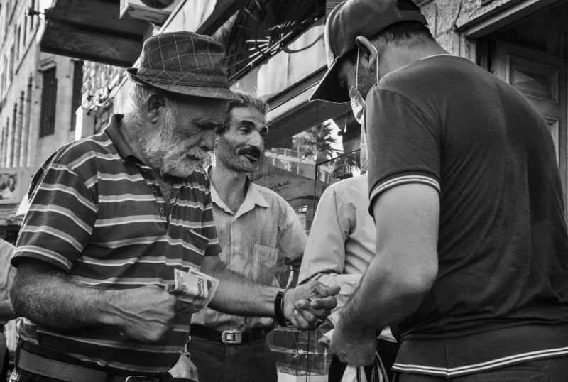 Scambiare senza euro: le valute solidali che stanno tessendo nuove reti di fiducia nelle comunità italiane